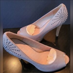 NIB 5th Avenue Gray Leather Peep-toe Heel Pumps w Silver Studs